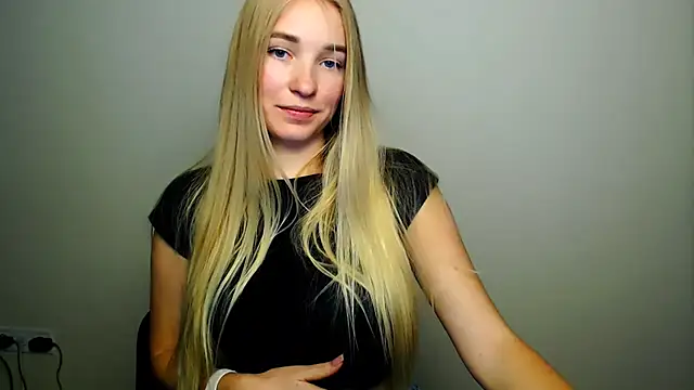 Snapshot of Queen_ofLove chatting on October 2025 08:54:01 PM Queen ofLove online show from October 2025 08:54:01 PM