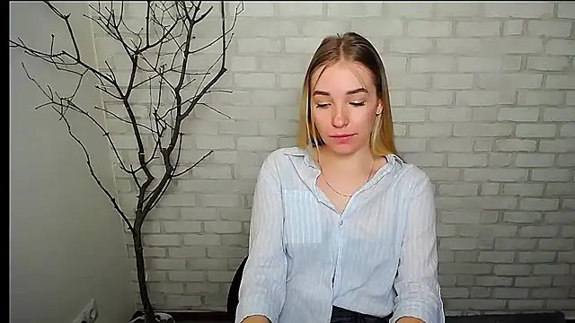 Snapshot of Queen_ofLove chatting on February 2025 01:00:01 PM Queen ofLove online show from February 2025 01:00:01 PM