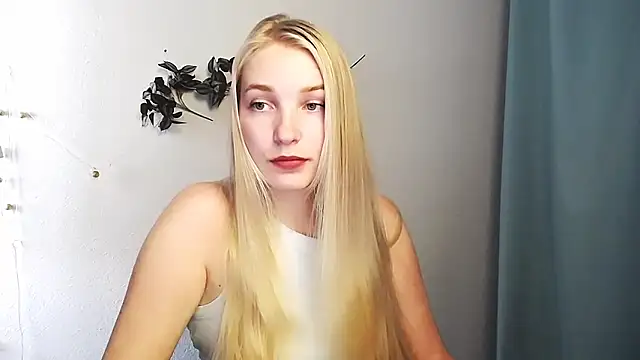 Snapshot of Queen_ofLove chatting on May 2026 11:28:01 AM Queen ofLove online show from May 2026 11:28:01 AM