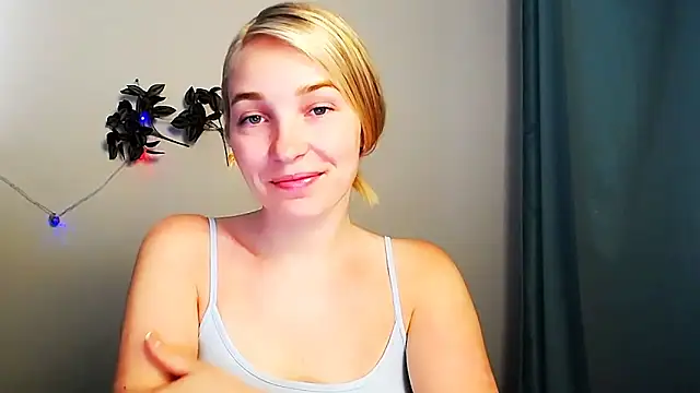 Snapshot of Queen_ofLove chatting on May 2026 10:03:02 AM Queen ofLove online show from May 2026 10:03:02 AM