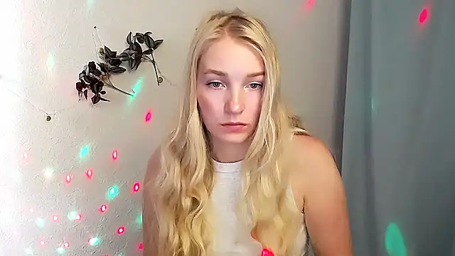 Snapshot of Queen_ofLove chatting on May 2026 08:43:02 AM Queen ofLove online show from May 2026 08:43:02 AM