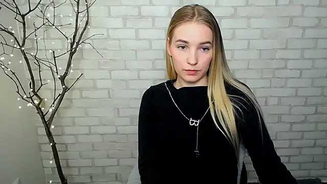 Snapshot of Queen_ofLove chatting on March 2025 02:34:01 PM Queen ofLove online show from March 2025 02:34:01 PM