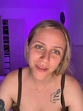 lunawolf21 online show from June 2026 06:33:01 AM