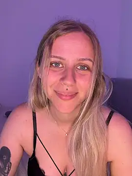 lunawolf21 online show from May 2026 06:42:01 AM