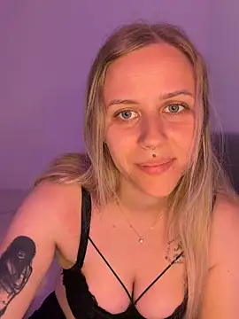lunawolf21 online show from May 2026 06:17:02 AM