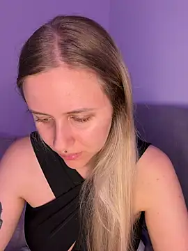 lunawolf21 online show from April 2026 06:48:01 AM
