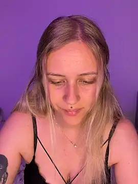 lunawolf21 online show from May 2026 06:32:01 AM