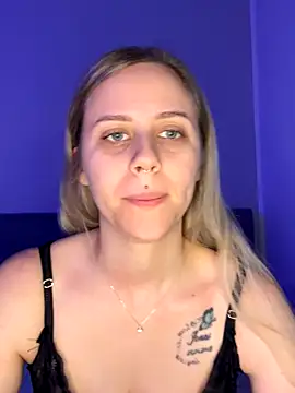 lunawolf21 online show from December 2025 07:22:01 AM