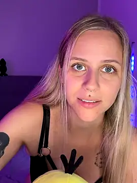 lunawolf21 online show from September 2025 06:42:02 AM