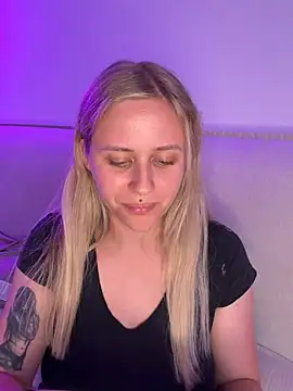 lunawolf21 online show from June 2026 07:24:01 PM