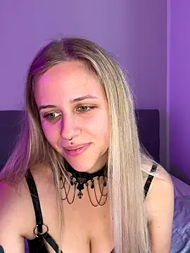 lunawolf21 online show from October 2025 07:27:01 AM
