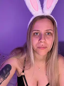 lunawolf21 online show from April 2026 06:42:01 AM