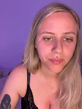 lunawolf21 online show from May 2026 06:43:02 AM