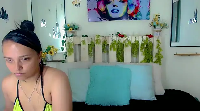 Sharon et Khloe12 online show from December 2024 09:05:01 PM