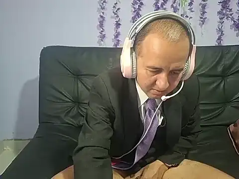 yazforeSolo online show from November 2025 02:43:01 PM