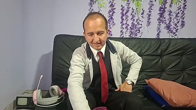 yazforeSolo online show from November 2025 03:49:02 PM