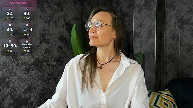 Lillian White online show from May 2026 01:01:02 AM