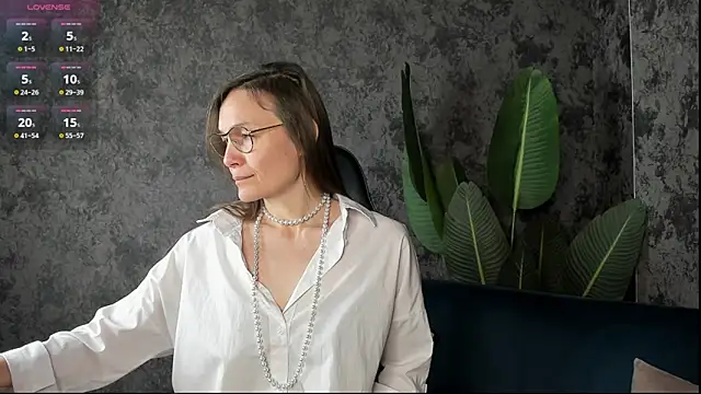 Lillian White online show from November 2025 11:42:01 PM