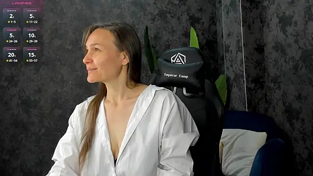 Lillian White online show from October 2025 12:00:02 AM