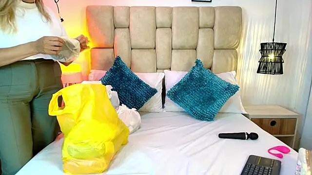 AdharaSmithh online show from November 2025 07:17:02 PM