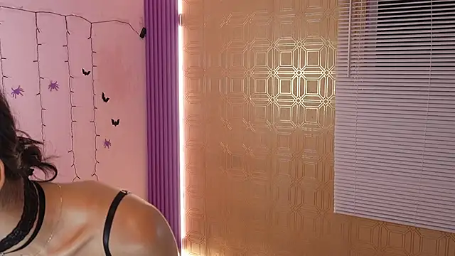 Snapshot of Bella19_ chatting on October 2025 08:19:01 PM Bella19 online show from October 2025 08:19:01 PM