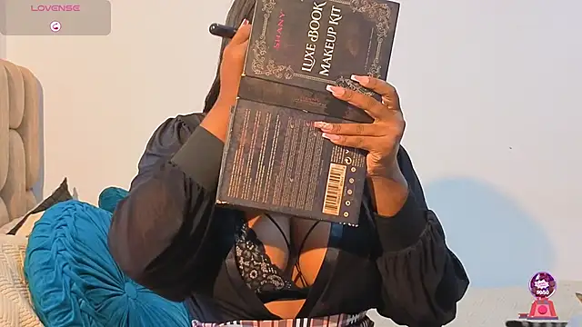 KloheCurvy online show from November 2025 02:32:01 PM