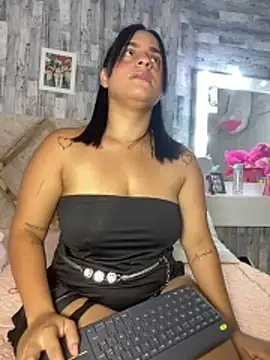 Snapshot of Violetrousse chatting on May 2026 06:48:02 PM Violetrousse online show from May 2026 06:48:02 PM