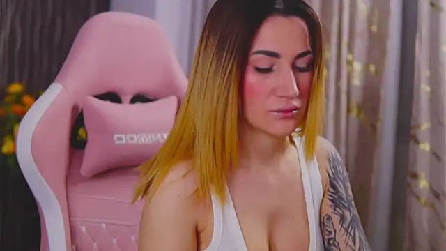 Snapshot of KimSkyex chatting on February 2025 11:35:01 PM KimSkyex online show from February 2025 11:35:01 PM