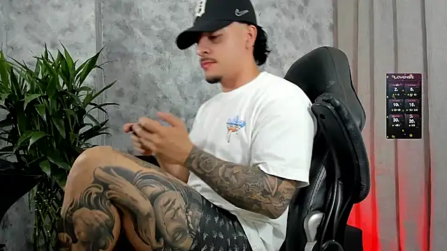 boyc022  online show from December 2025 12:43:02 AM