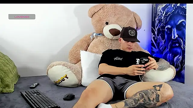 boyc022  online show from January 2026 11:19:01 PM