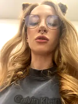 Snapshot of _AngelMoon_ chatting on October 2025 04:00:01 AM AngelMoon online show from October 2025 04:00:01 AM