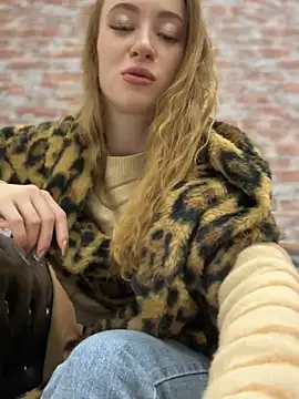 Snapshot of _AngelMoon_ chatting on October 2025 03:38:01 AM AngelMoon online show from October 2025 03:38:01 AM