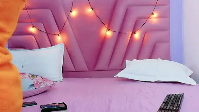 hornybarelylegalgirl online show from April 2026 12:31:01 PM