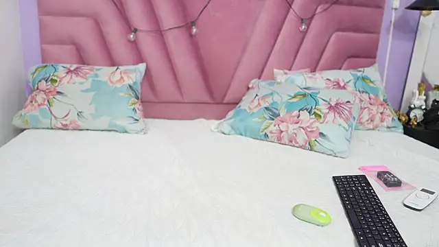 Snapshot of hornybarelylegalgirl chatting on June 2026 12:22:01 PM hornybarelylegalgirl online show from June 2026 12:22:01 PM