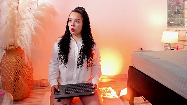 Snapshot of Julieta_333 chatting on November 2025 11:44:01 AM Julieta 333 online show from November 2025 11:44:01 AM