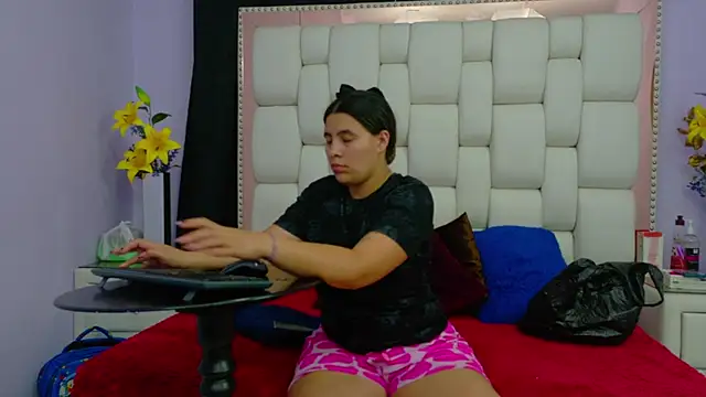 Salome Moonn online show from November 2025 02:01:01 AM