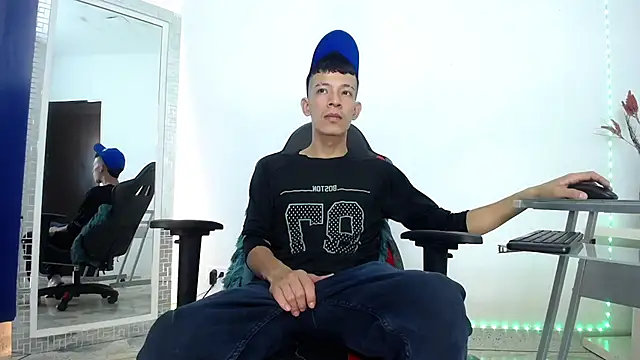 Favel Gomez7 online show from December 2024 01:49:02 PM