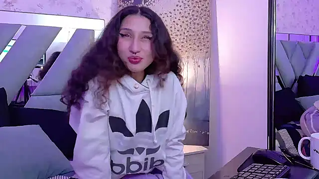 Snapshot of Queenjenn__ chatting on April 2026 05:25:01 PM Queenjenn online show from April 2026 05:25:01 PM