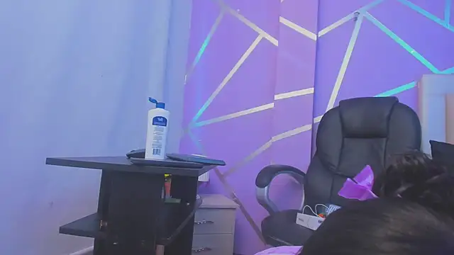 Queenjenn   online show from February 2025 10:20:01 PM