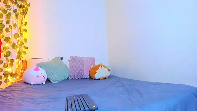 Snapshot of emillyhills chatting on February 2025 08:09:02 AM emillyhills online show from February 2025 08:09:02 AM