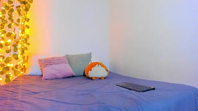 Snapshot of emillyhills chatting on February 2025 07:24:02 AM emillyhills online show from February 2025 07:24:02 AM