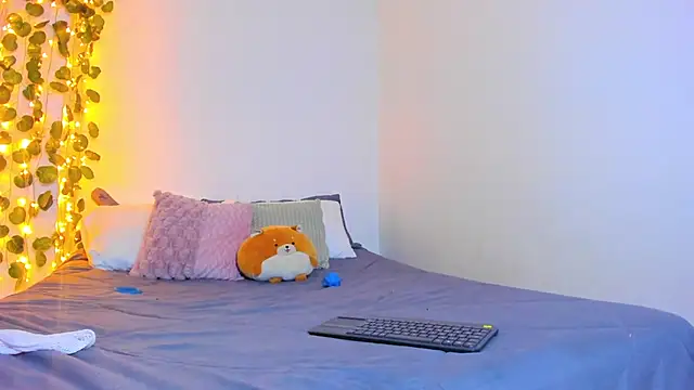 Snapshot of emillyhills chatting on February 2025 06:45:02 AM emillyhills online show from February 2025 06:45:02 AM