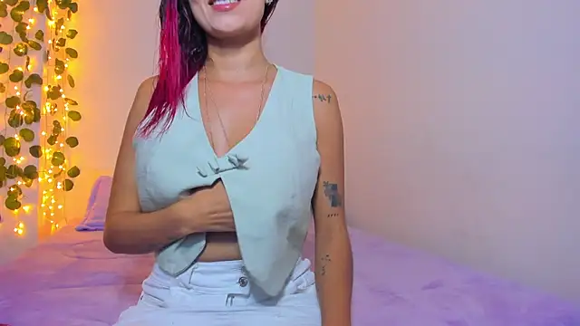 Snapshot of emillyhills chatting on January 2025 12:59:01 AM emillyhills online show from January 2025 12:59:01 AM