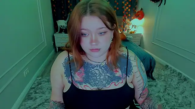 MoonLghte online show from October 2025 07:59:02 PM
