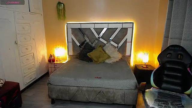 Kate Laurence  online show from February 2025 03:12:01 AM