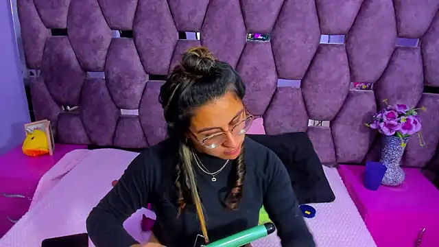 Freya Miller  online show from October 2025 03:50:01 AM