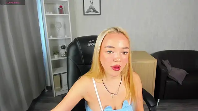 Snapshot of Christy_Little chatting on March 2025 07:38:02 AM Christy Little online show from March 2025 07:38:02 AM