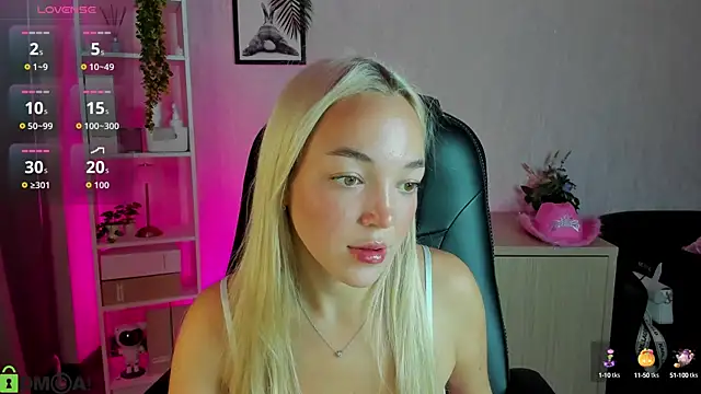 Snapshot of Christy_Little chatting on September 2025 11:40:01 PM Christy Little online show from September 2025 11:40:01 PM