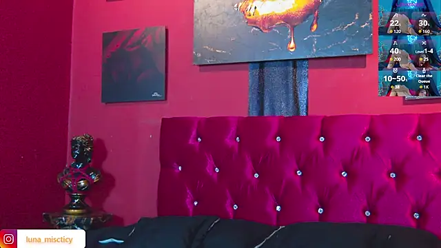 Lunamistyc online show from November 2025 07:40:02 PM
