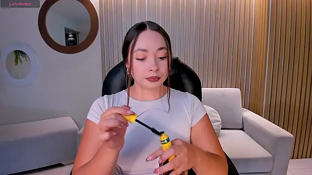 AlinaKravitz online show from April 2026 07:18:01 PM